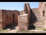 00850 ostia - regio ii - insula iv - terme di nettuno (ii,iv,2) - 1. raum re neben raum 6 - treppe - bli ri westen - 06-2022.jpg